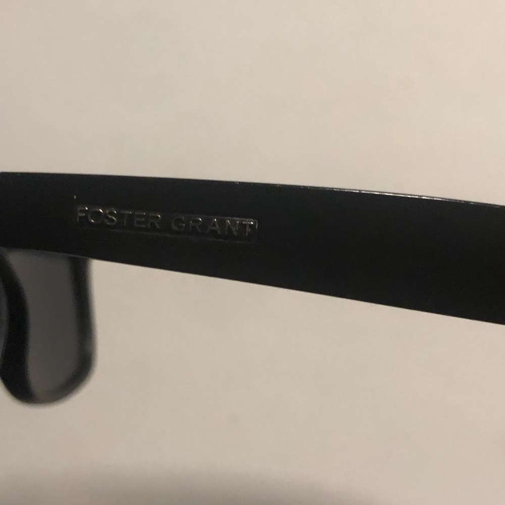 Foster Grant Classic Black Sunglasses - Picture 5 of 7